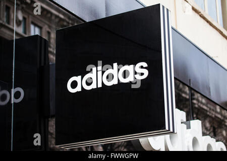 Londres, UK - 7 avril 2016 : un signe pour un magasin Adidas d'Oxford Street à Londres, le 7 avril 2016. Banque D'Images
