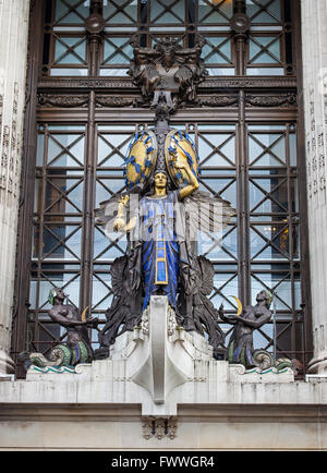 Un gros plan de la belle sculpture au-dessus de l'entrée principale de Selfridges sur Oxford Street à Londres. Banque D'Images