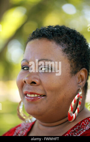 Portrait of African American Woman outdoors dodus Banque D'Images
