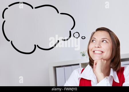 Smiling woman in office avec bulle pensée looking up Banque D'Images