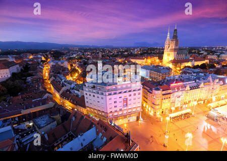 Skyline nuit de Zagreb. Jelacic et cathédrale de Zagreb. Banque D'Images