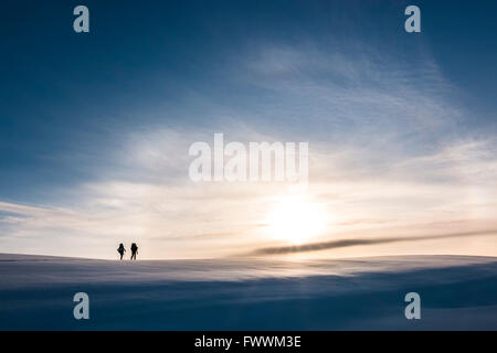 Ski alpin sur le coucher du soleil dans l'Arctique. Banque D'Images