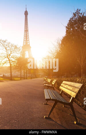 Matin ensoleillé à Paris, banc de parc près de la tour Eiffel, France Banque D'Images