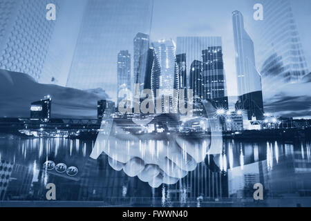 Poignée double exposition, des affaires et de collaboration moderne, concept city skyline Banque D'Images