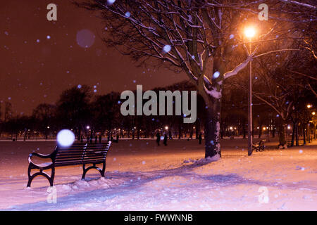 Un banc de neige couverts à Edimbourg Meadows Photos par Pako Mera Banque D'Images