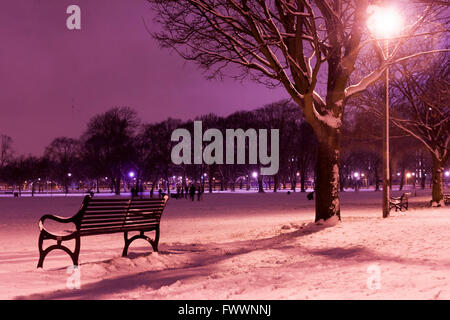 Un banc de neige couverts à Edimbourg Meadows Photos par Pako Mera Banque D'Images