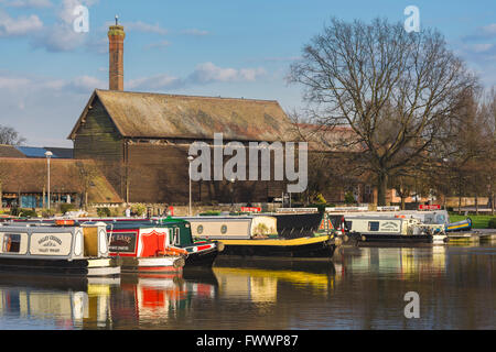 Canal Stratford Upon Avon, vue sur le canal à côté des jardins de Bancroft dans le centre de Stratford Upon Avon, Angleterre, Royaume-Uni Banque D'Images