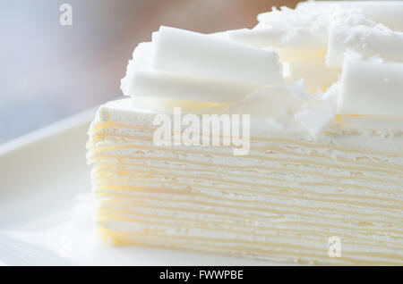 Gros plan du gâteau au chocolat blanc caramel avec Banque D'Images