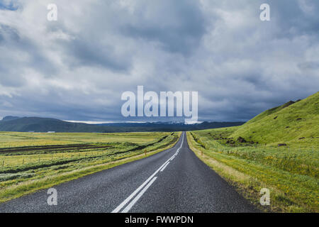 En route paysage spectaculaire, travel concept, de beaux paysages de l'Islande Banque D'Images