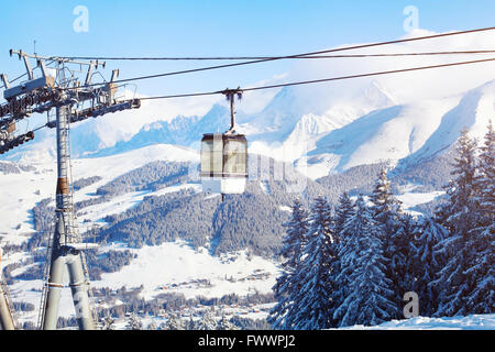 Ski dans les Alpes, téléski, cabine et belle montagne paysage panoramique Banque D'Images