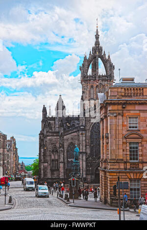 Édimbourg, Écosse - 11 MAI 2011 : vue sur la rue de la Cathédrale Saint-Gilles d'Édimbourg en Écosse. Edimbourg est la capitale de l'Ecosse au Royaume-Uni. Banque D'Images