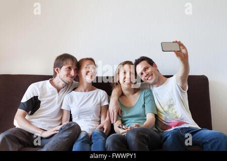 Groupe d'amis taking photo d'eux-mêmes, home party, selfy Banque D'Images