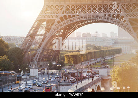 Dans la rue de Paris, à proximité de la Tour Eiffel, le trafic du matin Banque D'Images