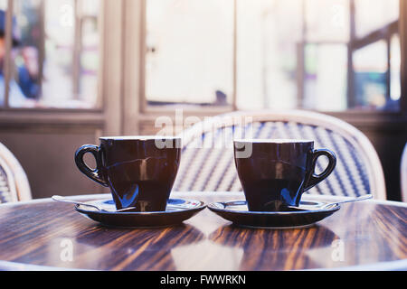 Deux tasses de café sur la table de café à Paris Banque D'Images