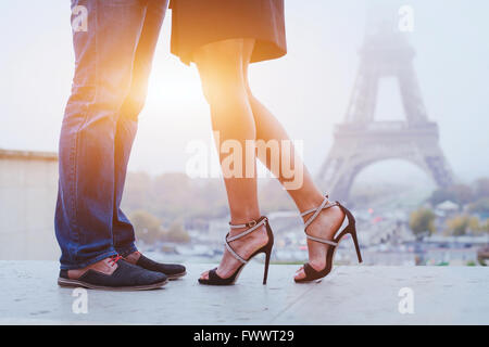 Vacances romantiques à Paris, les pieds de couple près de Eiffel tower Banque D'Images