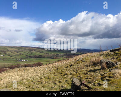 Holwick, Middleton-in-Teesdale, Co Durham, UK 7 avril 2016 Brève le soleil et un beau ciel bleu profond dans le nord des Pennines hills sont en net contraste avec la pluie récente et avec les nuages en roulant, un signe de mauvais augure de plus de pluie à venir. Credit : Kathryn Hext/Alamy Live News Banque D'Images