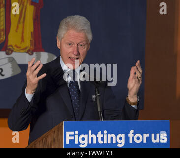 5 avril 2016 - Elmont, New York, United States - l'ancien Président Bill Clinton, levant les mains tout en donnant un discours, est le titre le président comme il l'organisation de campagnes à l'événement une manifestation à Elmont, Long Island, au nom de sa femme, Hillary Clinton, le candidat présidentiel démocratique et ancien secrétaire d'État et sénateur américain de New York. Podium a "Lutter contre pour nous", slogan sur inscription. La primaire démocrate de New York a lieu le 19 avril. (Crédit Image : © Ann Parry via Zuma sur le fil) Banque D'Images