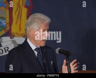 5 avril 2016 - Elmont, New York, United States - l'ancien Président Bill Clinton, ce qui donne un discours, c'est le titre le président comme il l'organisation de campagnes à l'événement une manifestation à Elmont, Long Island, au nom de sa femme, Hillary Clinton, le candidat présidentiel démocratique et ancien secrétaire d'État et sénateur américain de New York. Podium a "Lutter contre pour nous", slogan sur inscription. La primaire démocrate de New York a lieu le 19 avril. (Crédit Image : © Ann Parry via Zuma sur le fil) Banque D'Images