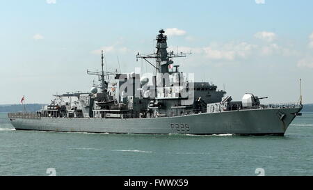 Pic de fichier. Royal Navy - compressions - Portsmouth, Angleterre. 11 juillet, 2014. Le Type 23 frégate HMS Lancaster vu ici entrer dans la base navale, est d'être amarré à Portsmouth six mois à l'avance à des fins de formation en raison de la pénurie de main-d'oeuvre. Photo : Tony Holland/Ajax/Alamy Live News. Banque D'Images