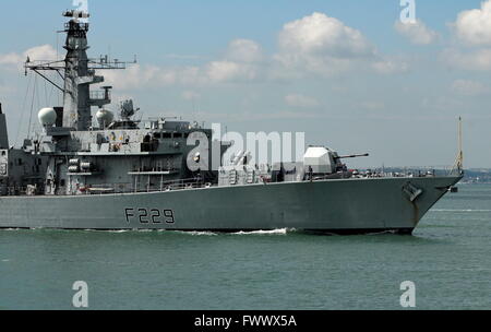 Pic de fichier. Royal Navy - compressions - Portsmouth, Angleterre. 11 juillet, 2014. Le Type 23 frégate HMS Lancaster vu ici entrer dans la base navale, est d'être amarré à Portsmouth six mois à l'avance à des fins de formation en raison de la pénurie de main-d'oeuvre. Photo : Tony Holland/Ajax/Alamy Live News. Banque D'Images