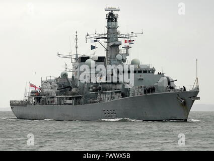 Pic de fichier. Royal Navy - compressions - Portsmouth, Angleterre. 28 mars, 2014. Le Type 23 frégate HMS Lancaster vu ici entrer dans la base navale, est d'être amarré à Portsmouth six mois à l'avance à des fins de formation en raison de la pénurie de main-d'oeuvre. Photo : Tony Holland/Ajax/Alamy Live News. Banque D'Images