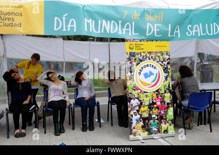 Buenos Aires. Apr 7, 2016. Les femmes reçoivent des instructions pendant une foire sur la santé tenue à Plaza Houssay à Buenos Aires, Argentine, le 7 avril 2016, Journée mondiale de la santé. La Journée mondiale de la Santé 2016 se concentre sur les moyens de mettre un terme à la montée du diabète dans le monde entier. © by Frederic Garelli/TELAM/Xinhua/Alamy Live News Banque D'Images