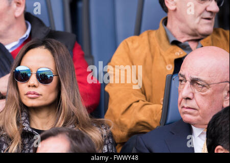 Adriano Galliani (Milan), 3 avril 2016 - Football / Soccer : vice-président du Milan AC Adriano Galliani (R) avec son épouse au cours de l'Italien 'Serie' une correspondance entre Atalanta 2-1 AC Milan au Stadio Atleti Azzurri d'Italia à Bergame, Italie. (Photo de Maurizio Borsari/AFLO) Banque D'Images