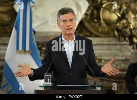 Buenos Aires, Argentine. Apr 7, 2016. Le Président de l'ARGENTINE Mauricio Macri annonce la livraison pour le congrès d'un projet de loi d'accès à l'information du public, à la maison rose dans la ville de Buenos Aires, capitale de l'Argentine, le 7 avril 2016. © Martin Zabala/Xinhua/Alamy Live News Banque D'Images