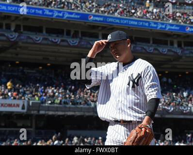 Le Bronx, New York, USA. 5ème apr 2016. Masahiro Tanaka (Yankee), 5 avril 2016 - MLB : Pichet Masahiro Tanaka des New York Yankees réagit pendant le jour de l'ouverture de la partie de baseball de ligue majeure contre les Astros de Houston au Yankee Stadium dans le Bronx, New York, United States. © AFLO/Alamy Live News Banque D'Images