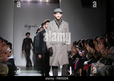 Tokyo, Japon. Apr 7, 2016. Modèles affichent des créations de la marque française "agnès b." au cours de l'automne et l'hiver 2016-2017 dans la collection Tokyo le Jeudi, Avril 7, 2016. © Yoshio Tsunoda/AFLO/Alamy Live News Banque D'Images