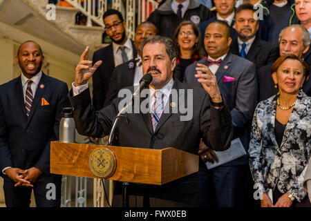 New York, États-Unis. 07Th avr, 2016. Le membre du Congrès José E. Serrano parlant à la manifestation pour arrêter le PPT comme partie du groupe des élus de New York contre le partenariat transpacifique, un accord commercial controversé que les risques d'emplois, la sécurité alimentaire, et de l'environnement. Gouvernement fédéral, d'état et local, les législateurs de New York s'opposent à l'adoption de cet accord qui porterait atteinte à notre souveraineté, menacent la démocratie, et de donner aux sociétés d'état de nuire à nos lois. Crédit : Erik Mc Gregor/Pacific Press/Alamy Live News Banque D'Images