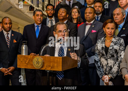 New York, États-Unis. 07Th avr, 2016. Le membre du Congrès Jerrold Nadler parlant à la manifestation pour arrêter le PPT comme partie du groupe des élus de New York contre le partenariat transpacifique, un accord commercial controversé que les risques d'emplois, la sécurité alimentaire, et de l'environnement. Gouvernement fédéral, d'état et local, les législateurs de New York s'opposent à l'adoption de cet accord qui porterait atteinte à notre souveraineté, menacent la démocratie, et de donner aux sociétés d'état de nuire à nos lois. Crédit : Erik Mc Gregor/Pacific Press/Alamy Live News Banque D'Images