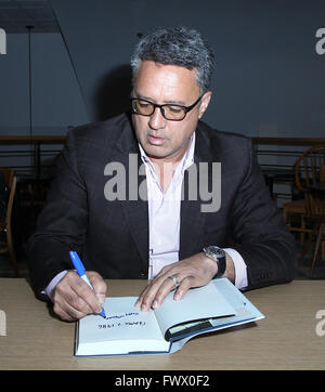 Huntington, New York, USA. 06 avril 2016. Ancien New York Mets pitcher Ron Darling signe son livre 'Jeu 7, 1986 : l'échec et triompher dans la plus grande partie de ma vie' au Réservez Revue le 6 avril 2016 à Huntington, New York. Credit : Debby Wong/Alamy Live News Banque D'Images