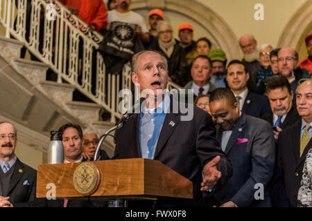 New York, États-Unis. 07Th avr, 2016. Le congressiste Dan Donovan parlant à la manifestation pour arrêter le PPT comme partie du groupe des élus de New York contre le partenariat transpacifique, un accord commercial controversé que les risques d'emplois, la sécurité alimentaire, et de l'environnement. Gouvernement fédéral, d'état et local, les législateurs de New York s'opposent à l'adoption de cet accord qui porterait atteinte à notre souveraineté, menacent la démocratie, et de donner aux sociétés d'état de nuire à nos lois. Crédit : Erik Mc Gregor/Pacific Press/Alamy Live News Banque D'Images