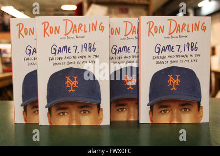 Huntington, New York, USA. 06 avril 2016. Ancien New York Mets pitcher Ron Darling signe son livre 'Jeu 7, 1986 : l'échec et triompher dans la plus grande partie de ma vie' au Réservez Revue le 6 avril 2016 à Huntington, New York. Credit : Debby Wong/Alamy Live News Banque D'Images