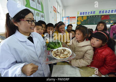 Donghai, Donghai, CHN. 6ème apr 2016. Donghai, CHINE - 6 Avril 2016 : (usage éditorial uniquement. Chine OUT) Les médecins apprendre aux élèves comment prendre la tension artérielle, et manger raisonnablement pour prévenir l'hypertension depuis la Journée mondiale de l'hypertension est à venir. Journée mondiale de l'hypertension artérielle est un jour désigné et initié par la Ligue mondiale contre l'Hypertension (WHL). La journée a été lancé pour accroître la sensibilisation de l'hypertension. Ceci est particulièrement important en raison du manque de connaissances appropriées parmi les patients hypertendus. La WHL a lancé son premier WHD le 14 mai 2005. Depuis 2006, la Ligue de l'Ouest a été consacré le 1 mai Banque D'Images