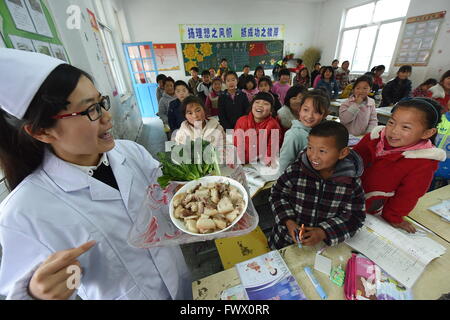 Donghai, Donghai, CHN. 6ème apr 2016. Donghai, CHINE - 6 Avril 2016 : (usage éditorial uniquement. Chine OUT) Les médecins apprendre aux élèves comment prendre la tension artérielle, et manger raisonnablement pour prévenir l'hypertension depuis la Journée mondiale de l'hypertension est à venir. Journée mondiale de l'hypertension artérielle est un jour désigné et initié par la Ligue mondiale contre l'Hypertension (WHL). La journée a été lancé pour accroître la sensibilisation de l'hypertension. Ceci est particulièrement important en raison du manque de connaissances appropriées parmi les patients hypertendus. La WHL a lancé son premier WHD le 14 mai 2005. Depuis 2006, la Ligue de l'Ouest a été consacré le 1 mai Banque D'Images