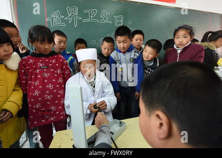 Donghai, Donghai, CHN. 6ème apr 2016. Donghai, CHINE - 6 Avril 2016 : (usage éditorial uniquement. Chine OUT) Les médecins apprendre aux élèves comment prendre la tension artérielle, et manger raisonnablement pour prévenir l'hypertension depuis la Journée mondiale de l'hypertension est à venir. Journée mondiale de l'hypertension artérielle est un jour désigné et initié par la Ligue mondiale contre l'Hypertension (WHL). La journée a été lancé pour accroître la sensibilisation de l'hypertension. Ceci est particulièrement important en raison du manque de connaissances appropriées parmi les patients hypertendus. La WHL a lancé son premier WHD le 14 mai 2005. Depuis 2006, la Ligue de l'Ouest a été consacré le 1 mai Banque D'Images