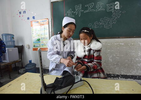 Donghai, Donghai, CHN. 6ème apr 2016. Donghai, CHINE - 6 Avril 2016 : (usage éditorial uniquement. Chine OUT) Les médecins apprendre aux élèves comment prendre la tension artérielle, et manger raisonnablement pour prévenir l'hypertension depuis la Journée mondiale de l'hypertension est à venir. Journée mondiale de l'hypertension artérielle est un jour désigné et initié par la Ligue mondiale contre l'Hypertension (WHL). La journée a été lancé pour accroître la sensibilisation de l'hypertension. Ceci est particulièrement important en raison du manque de connaissances appropriées parmi les patients hypertendus. La WHL a lancé son premier WHD le 14 mai 2005. Depuis 2006, la Ligue de l'Ouest a été consacré le 1 mai Banque D'Images