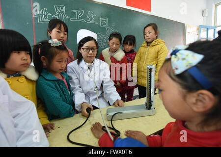 Donghai, Donghai, CHN. 6ème apr 2016. Donghai, CHINE - 6 Avril 2016 : (usage éditorial uniquement. Chine OUT) Les médecins apprendre aux élèves comment prendre la tension artérielle, et manger raisonnablement pour prévenir l'hypertension depuis la Journée mondiale de l'hypertension est à venir. Journée mondiale de l'hypertension artérielle est un jour désigné et initié par la Ligue mondiale contre l'Hypertension (WHL). La journée a été lancé pour accroître la sensibilisation de l'hypertension. Ceci est particulièrement important en raison du manque de connaissances appropriées parmi les patients hypertendus. La WHL a lancé son premier WHD le 14 mai 2005. Depuis 2006, la Ligue de l'Ouest a été consacré le 1 mai Banque D'Images