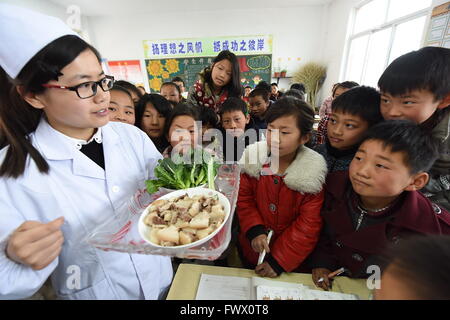 Donghai, Donghai, CHN. 6ème apr 2016. Donghai, CHINE - 6 Avril 2016 : (usage éditorial uniquement. Chine OUT) Les médecins apprendre aux élèves comment prendre la tension artérielle, et manger raisonnablement pour prévenir l'hypertension depuis la Journée mondiale de l'hypertension est à venir. Journée mondiale de l'hypertension artérielle est un jour désigné et initié par la Ligue mondiale contre l'Hypertension (WHL). La journée a été lancé pour accroître la sensibilisation de l'hypertension. Ceci est particulièrement important en raison du manque de connaissances appropriées parmi les patients hypertendus. La WHL a lancé son premier WHD le 14 mai 2005. Depuis 2006, la Ligue de l'Ouest a été consacré le 1 mai Banque D'Images