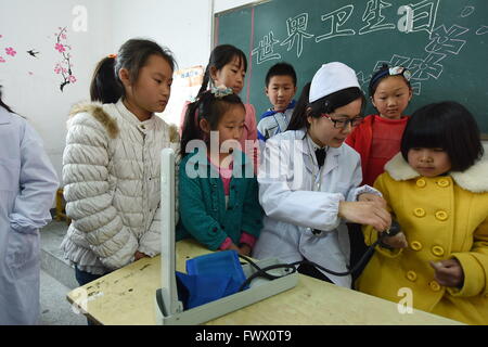 Donghai, Donghai, CHN. 6ème apr 2016. Donghai, CHINE - 6 Avril 2016 : (usage éditorial uniquement. Chine OUT) Les médecins apprendre aux élèves comment prendre la tension artérielle, et manger raisonnablement pour prévenir l'hypertension depuis la Journée mondiale de l'hypertension est à venir. Journée mondiale de l'hypertension artérielle est un jour désigné et initié par la Ligue mondiale contre l'Hypertension (WHL). La journée a été lancé pour accroître la sensibilisation de l'hypertension. Ceci est particulièrement important en raison du manque de connaissances appropriées parmi les patients hypertendus. La WHL a lancé son premier WHD le 14 mai 2005. Depuis 2006, la Ligue de l'Ouest a été consacré le 1 mai Banque D'Images