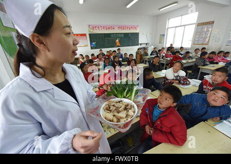 Donghai, Donghai, CHN. 6ème apr 2016. Donghai, CHINE - 6 Avril 2016 : (usage éditorial uniquement. Chine OUT) Les médecins apprendre aux élèves comment prendre la tension artérielle, et manger raisonnablement pour prévenir l'hypertension depuis la Journée mondiale de l'hypertension est à venir. Journée mondiale de l'hypertension artérielle est un jour désigné et initié par la Ligue mondiale contre l'Hypertension (WHL). La journée a été lancé pour accroître la sensibilisation de l'hypertension. Ceci est particulièrement important en raison du manque de connaissances appropriées parmi les patients hypertendus. La WHL a lancé son premier WHD le 14 mai 2005. Depuis 2006, la Ligue de l'Ouest a été consacré le 1 mai Banque D'Images