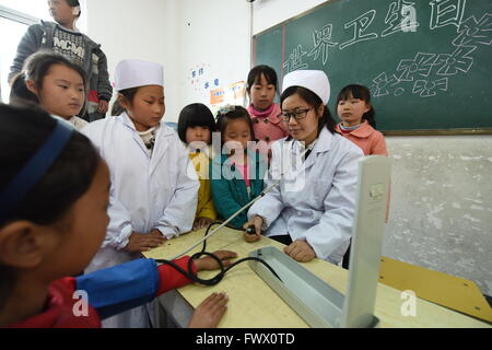 Donghai, Donghai, CHN. 6ème apr 2016. Donghai, CHINE - 6 Avril 2016 : (usage éditorial uniquement. Chine OUT) Les médecins apprendre aux élèves comment prendre la tension artérielle, et manger raisonnablement pour prévenir l'hypertension depuis la Journée mondiale de l'hypertension est à venir. Journée mondiale de l'hypertension artérielle est un jour désigné et initié par la Ligue mondiale contre l'Hypertension (WHL). La journée a été lancé pour accroître la sensibilisation de l'hypertension. Ceci est particulièrement important en raison du manque de connaissances appropriées parmi les patients hypertendus. La WHL a lancé son premier WHD le 14 mai 2005. Depuis 2006, la Ligue de l'Ouest a été consacré le 1 mai Banque D'Images