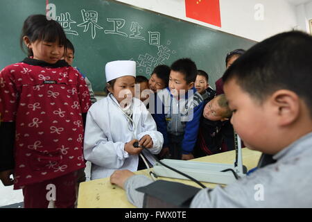 Donghai, Donghai, CHN. 6ème apr 2016. Donghai, CHINE - 6 Avril 2016 : (usage éditorial uniquement. Chine OUT) Les médecins apprendre aux élèves comment prendre la tension artérielle, et manger raisonnablement pour prévenir l'hypertension depuis la Journée mondiale de l'hypertension est à venir. Journée mondiale de l'hypertension artérielle est un jour désigné et initié par la Ligue mondiale contre l'Hypertension (WHL). La journée a été lancé pour accroître la sensibilisation de l'hypertension. Ceci est particulièrement important en raison du manque de connaissances appropriées parmi les patients hypertendus. La WHL a lancé son premier WHD le 14 mai 2005. Depuis 2006, la Ligue de l'Ouest a été consacré le 1 mai Banque D'Images