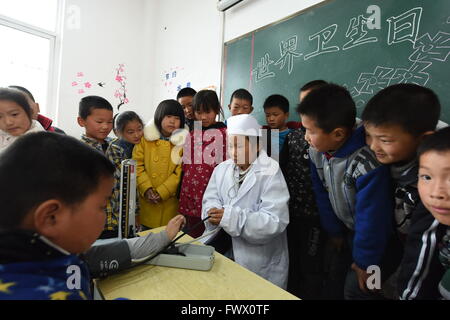 Donghai, Donghai, CHN. 6ème apr 2016. Donghai, CHINE - 6 Avril 2016 : (usage éditorial uniquement. Chine OUT) Les médecins apprendre aux élèves comment prendre la tension artérielle, et manger raisonnablement pour prévenir l'hypertension depuis la Journée mondiale de l'hypertension est à venir. Journée mondiale de l'hypertension artérielle est un jour désigné et initié par la Ligue mondiale contre l'Hypertension (WHL). La journée a été lancé pour accroître la sensibilisation de l'hypertension. Ceci est particulièrement important en raison du manque de connaissances appropriées parmi les patients hypertendus. La WHL a lancé son premier WHD le 14 mai 2005. Depuis 2006, la Ligue de l'Ouest a été consacré le 1 mai Banque D'Images