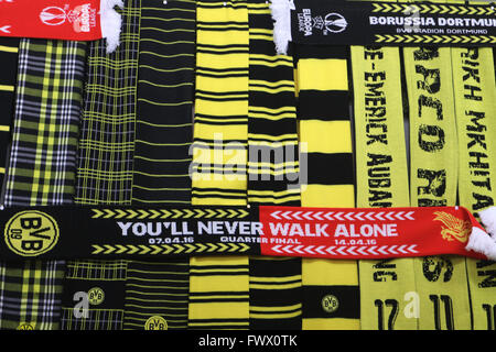 Dortmund, Allemagne. Apr 7, 2016. Scrafs les clubs de soccer fan de Borussia Dortmund et FC Liverpool sont sur l'affichage à une boutique de vente au stade de football Signal Iduna Park, avant de l'Europa League quart de finale knock out entre Borussia Dortmund vs FC Liverpool à Dortmund, en Allemagne, 7 avril 2016. Photo : Ina Fassbender/dpa/Alamy Live News Banque D'Images