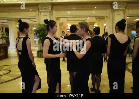 Hangzhou, Hangzhou, CHN. Apr 7, 2016. Beijing, Chine - 7 Avril 2016 : (usage éditorial uniquement. Les Commandos de la Chine) sont invités à enseigner à ces femmes de bord dans un hôtel Hangzhou comment rejoindre votre chambre, pince, lutte et appel à l'aide. Qu'une femme a été attaquée en invité Heyi hotel à Pékin le 3 avril avant devient hot news. © SIPA Asie/ZUMA/Alamy Fil Live News Banque D'Images