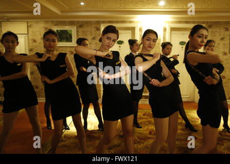 Hangzhou, Hangzhou, CHN. Apr 7, 2016. Beijing, Chine - 7 Avril 2016 : (usage éditorial uniquement. Les Commandos de la Chine) sont invités à enseigner à ces femmes de bord dans un hôtel Hangzhou comment rejoindre votre chambre, pince, lutte et appel à l'aide. Qu'une femme a été attaquée en invité Heyi hotel à Pékin le 3 avril avant devient hot news. © SIPA Asie/ZUMA/Alamy Fil Live News Banque D'Images