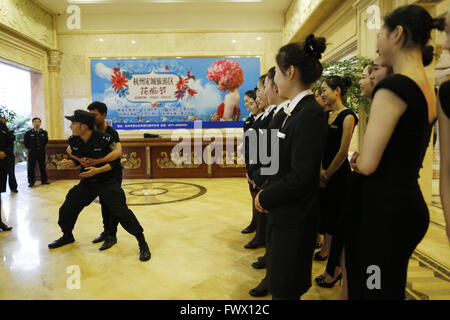 Hangzhou, Hangzhou, CHN. Apr 7, 2016. Beijing, Chine - 7 Avril 2016 : (usage éditorial uniquement. Les Commandos de la Chine) sont invités à enseigner à ces femmes de bord dans un hôtel Hangzhou comment rejoindre votre chambre, pince, lutte et appel à l'aide. Qu'une femme a été attaquée en invité Heyi hotel à Pékin le 3 avril avant devient hot news. © SIPA Asie/ZUMA/Alamy Fil Live News Banque D'Images